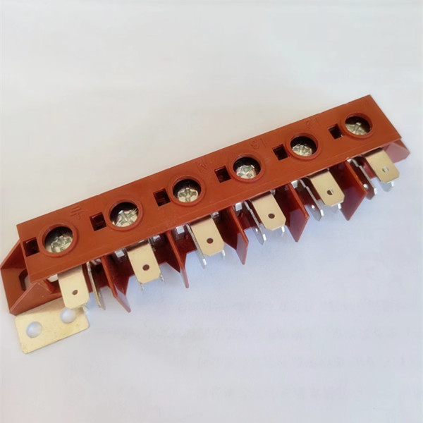 高密度端子ボックスはスペースに制約のある設置の課題をどのように解決しますか?